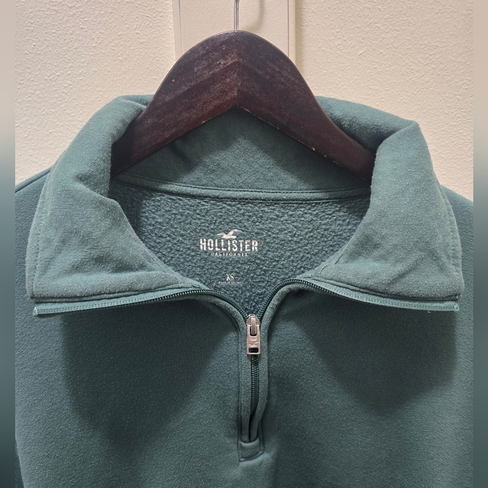 Hollister Green Women's Crop Sweater - Picture 4 of 10